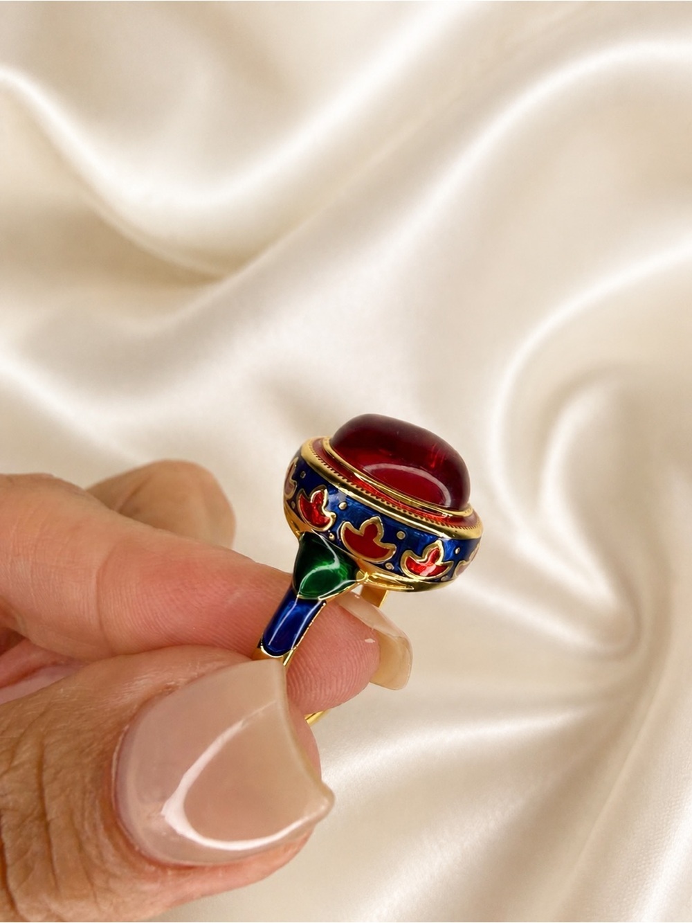 Vintage Style Green Cabochon Enamel Statement Ring - Picture 4 of 5